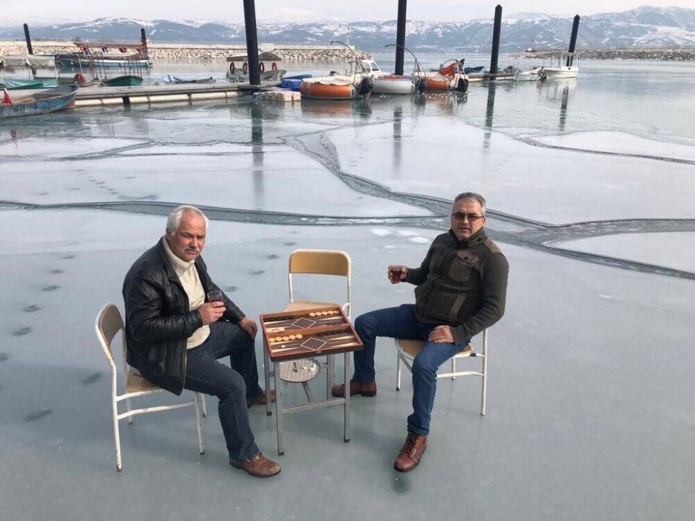 Buz tutan Eğirdir Gölü üzerinde tavla keyfi yaptılar