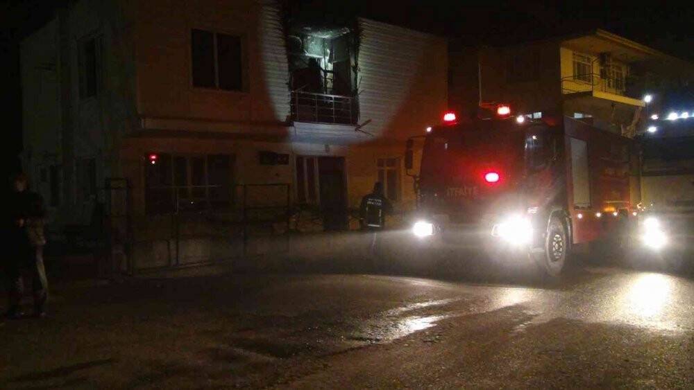 Ekmek almak için dışarı çıkan işitme engelli adamın evi, yangında küle döndü
