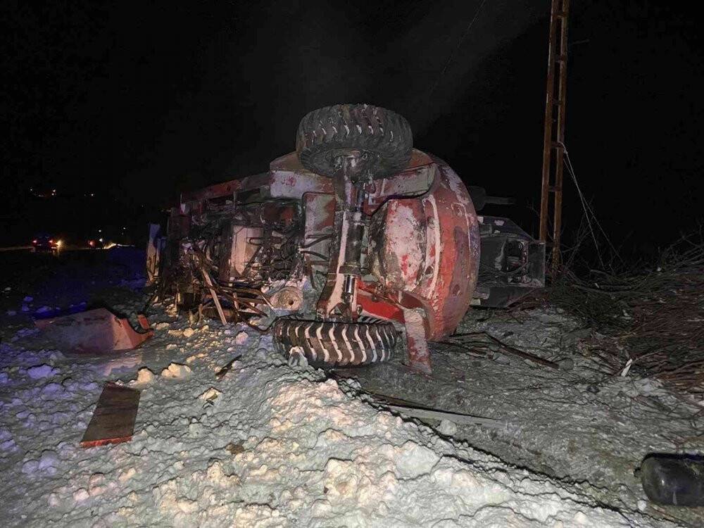 Freni patlayan vinç yüklü tır devrildi: 1 ölü