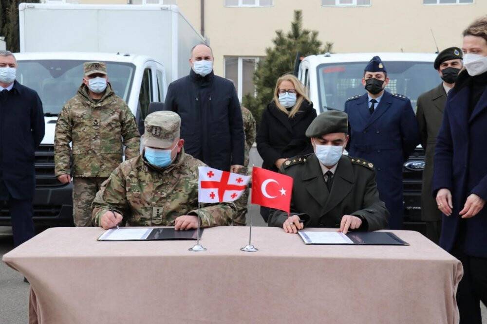 Gürcistan Savunma Bakanı Burculadze: "Türkiye, savunma kuvvetlerimizin güçlendirilmesine çok aktif şekilde destek sağlıyor"