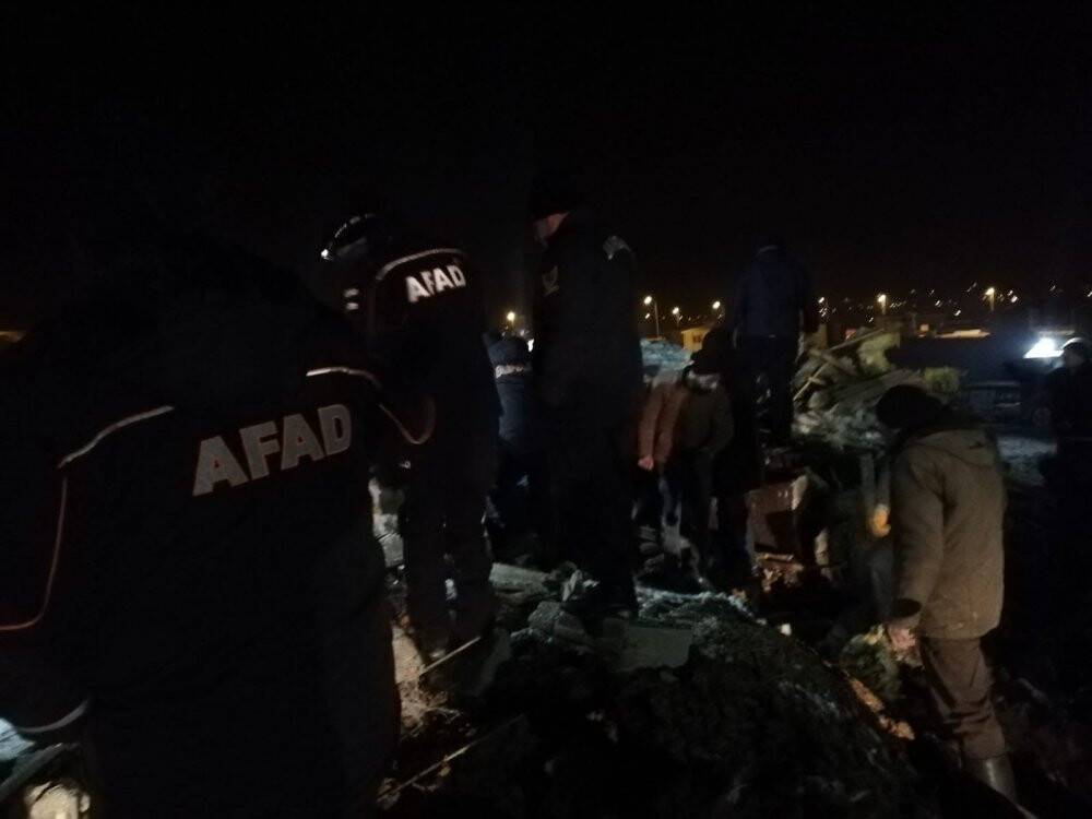 Kar nedeniyle ahır çöktü