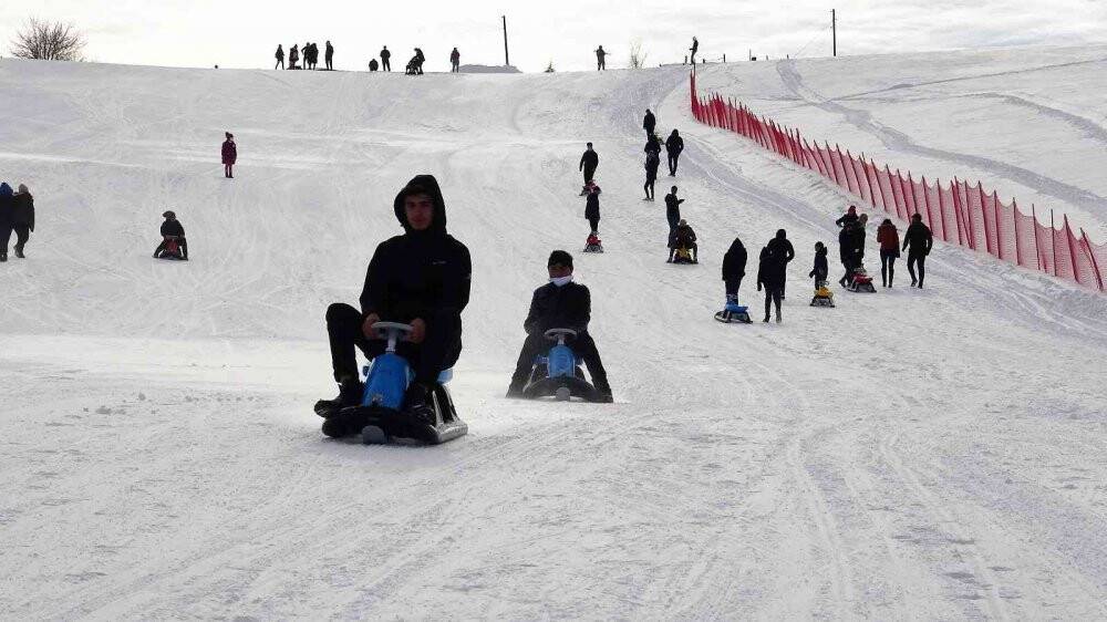 Karda güreş tuttular, ipli kayaklarla kaydılar