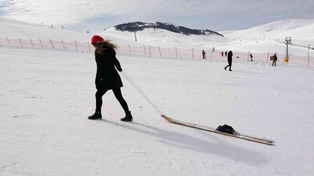 Karda güreş tuttular, ipli kayaklarla kaydılar