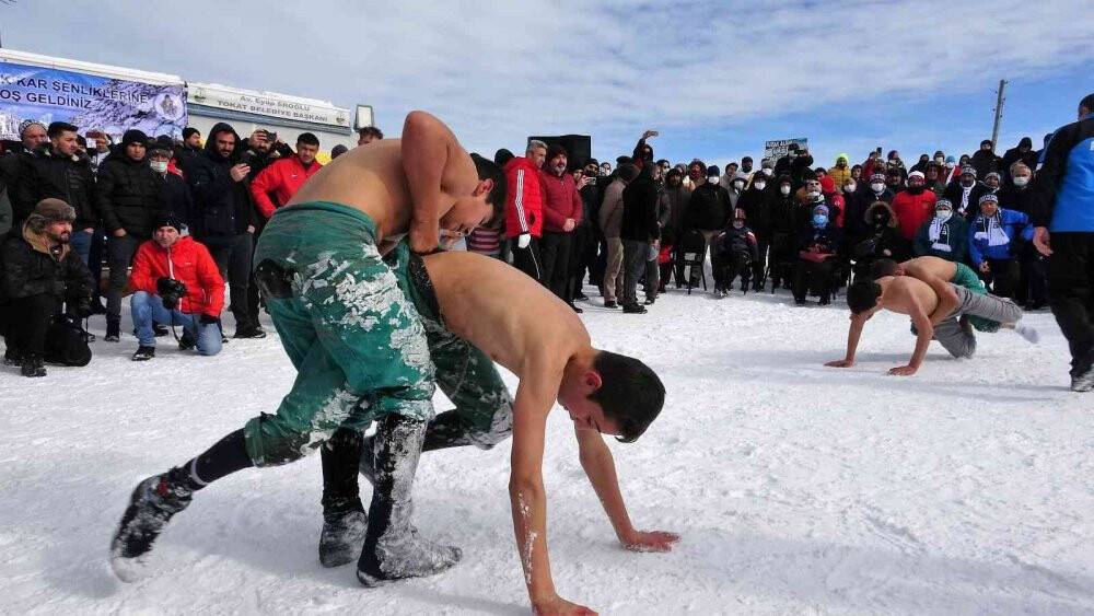 Karda güreş tuttular, ipli kayaklarla kaydılar