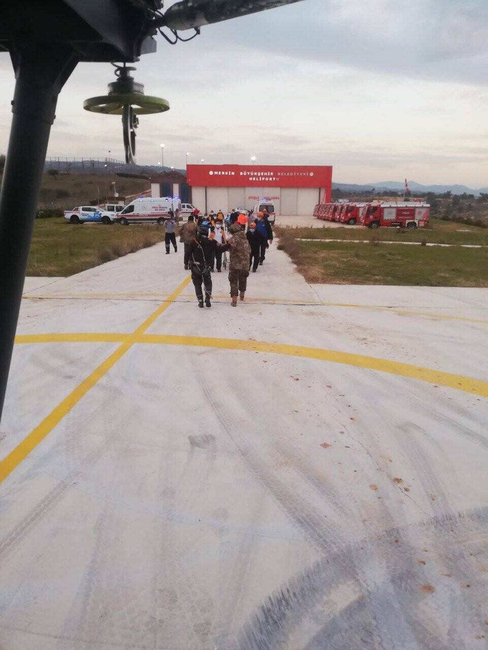 Karlı tepede mahsur kalan 3 işçi helikopterle kurtarıldı