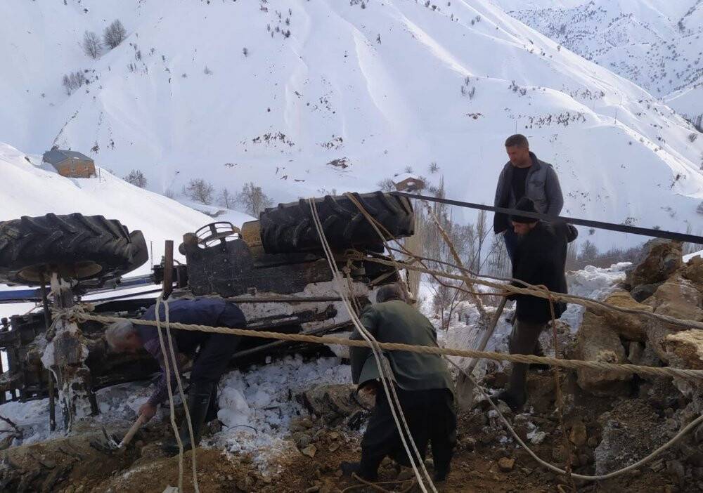 Köylüler el birliği ile traktörü kurtardı