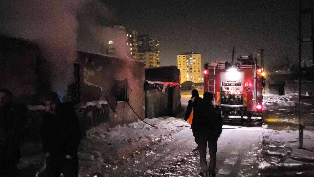 Müstakil evde çıkan yangını itfaiye söndürdü