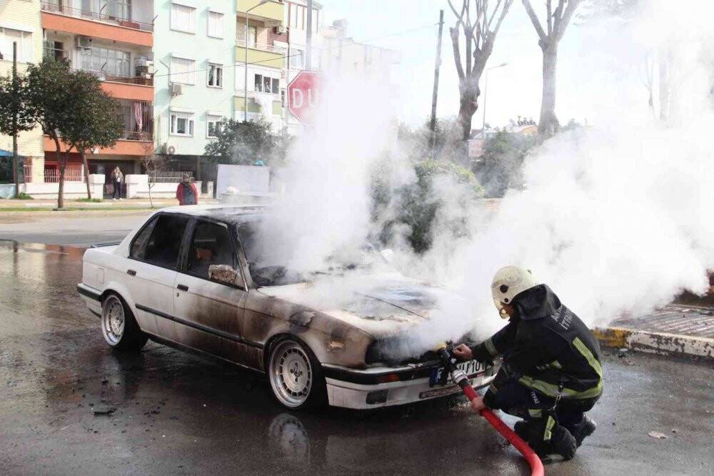 Seyir halindeki otomobil alev alev yandı