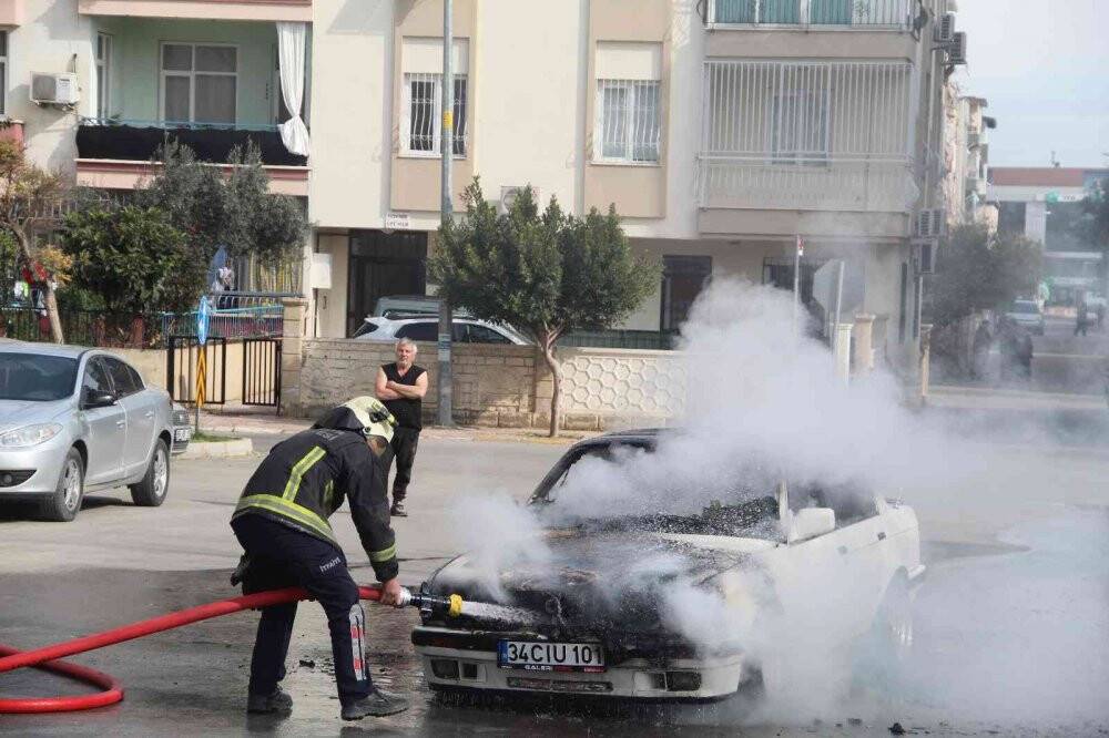 Seyir halindeki otomobil alev alev yandı