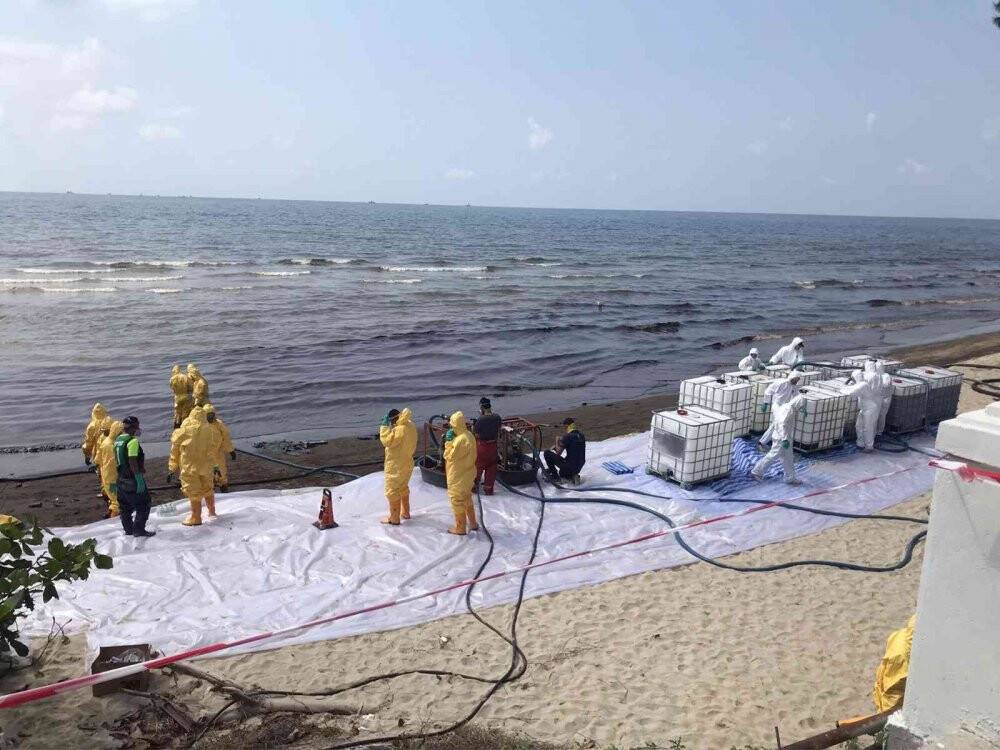 Tayland’da petrol sızıntısı nedeniyle bir plaj afet bölgesi ilan edildi