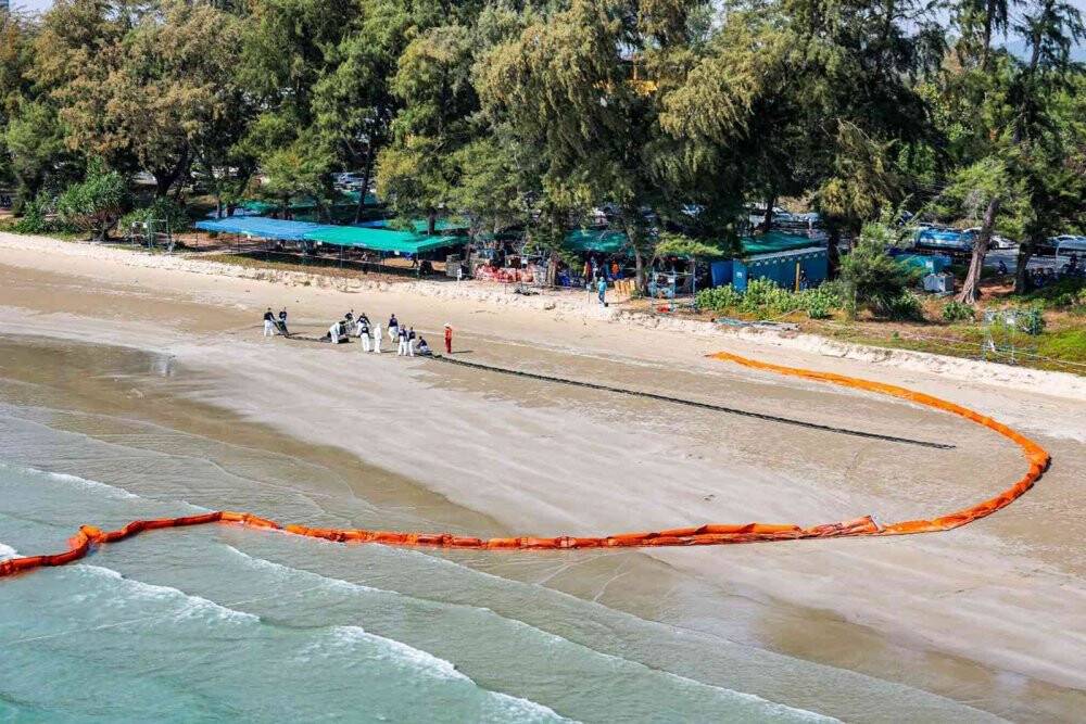 Tayland’da petrol sızıntısı nedeniyle bir plaj afet bölgesi ilan edildi