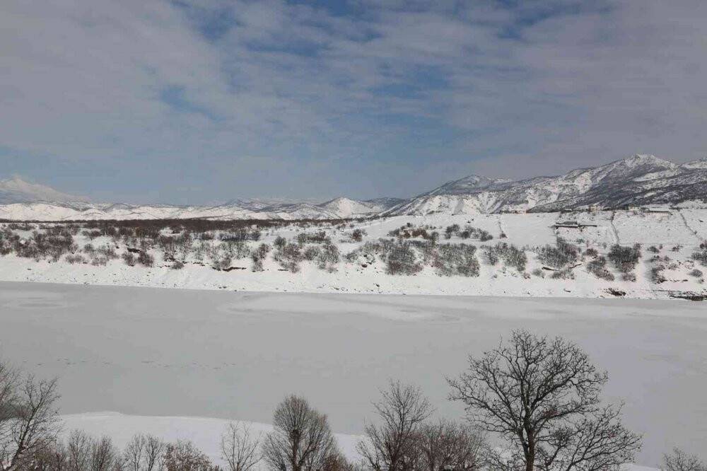 Tunceli’de baraj gölü dondu