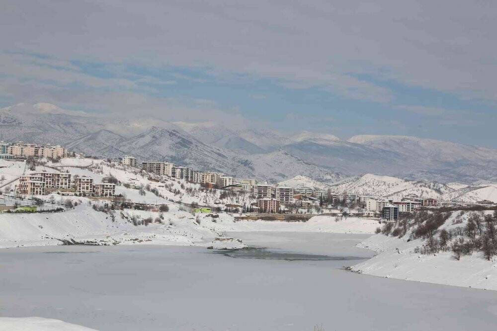 Tunceli’de baraj gölü dondu