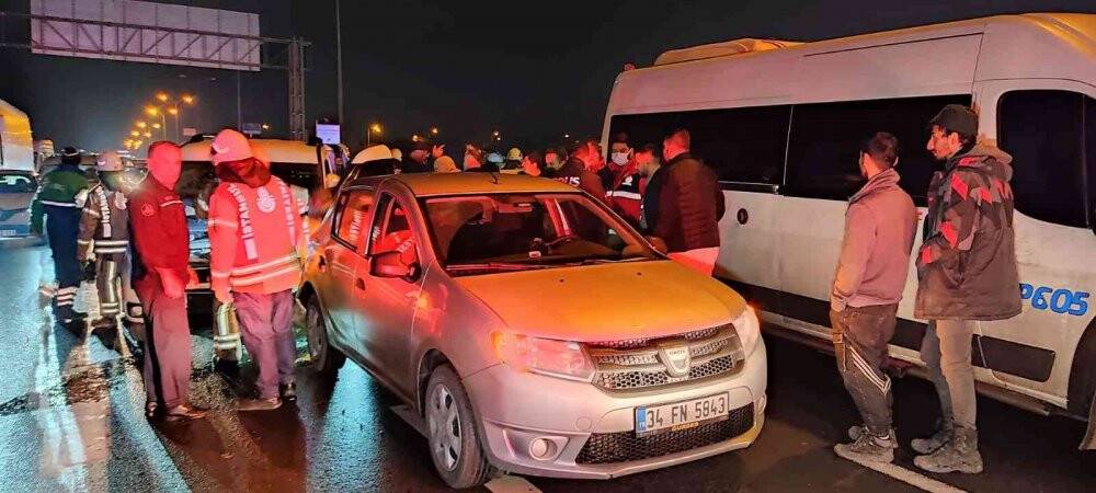 7 araç birbirine girdi: 4 yaralı
