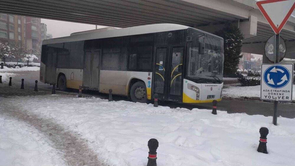 Çarptığı yayayı kontrol için gelmiş, otobüs sürücüsünün yardım ettiğini görünce kaçmış