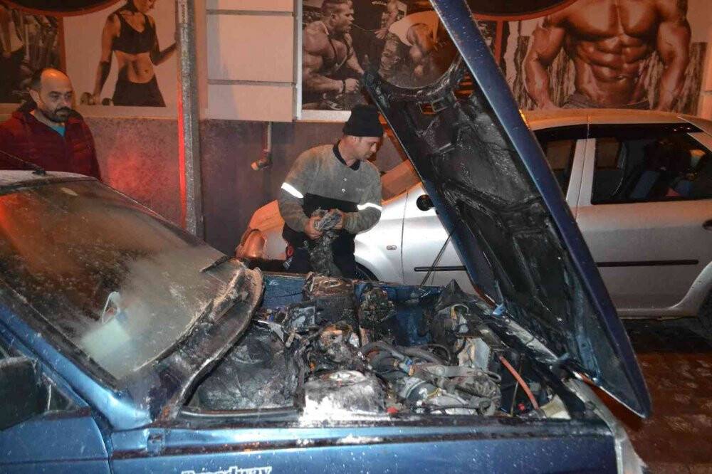 Aracı yandı, üzüntüden “Garibin bir arabası vardı, şimdi o da yok” dedi