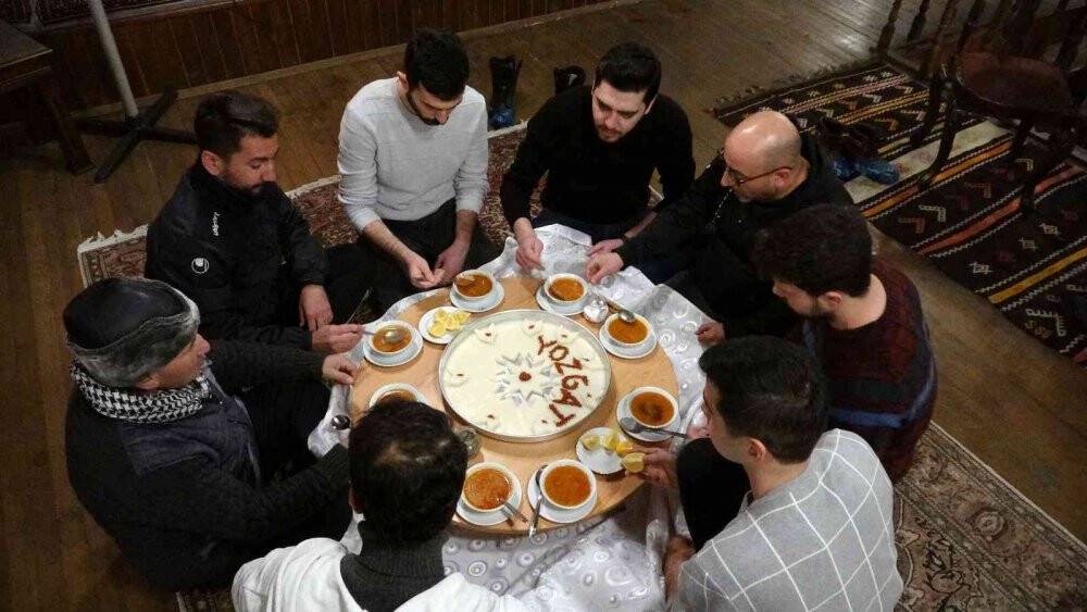 Bu çorba içilmiyor yutuluyor