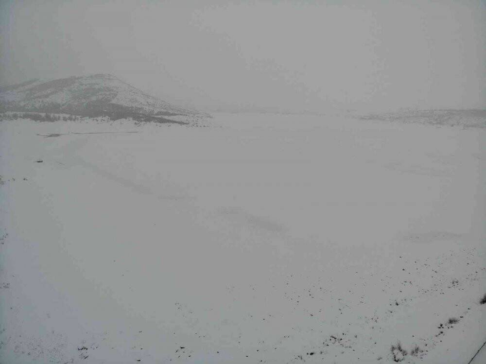 Buz tutan Altınapa Baraj Gölü karla kaplandı