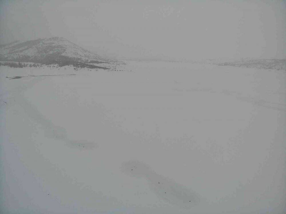 Buz tutan Altınapa Baraj Gölü karla kaplandı