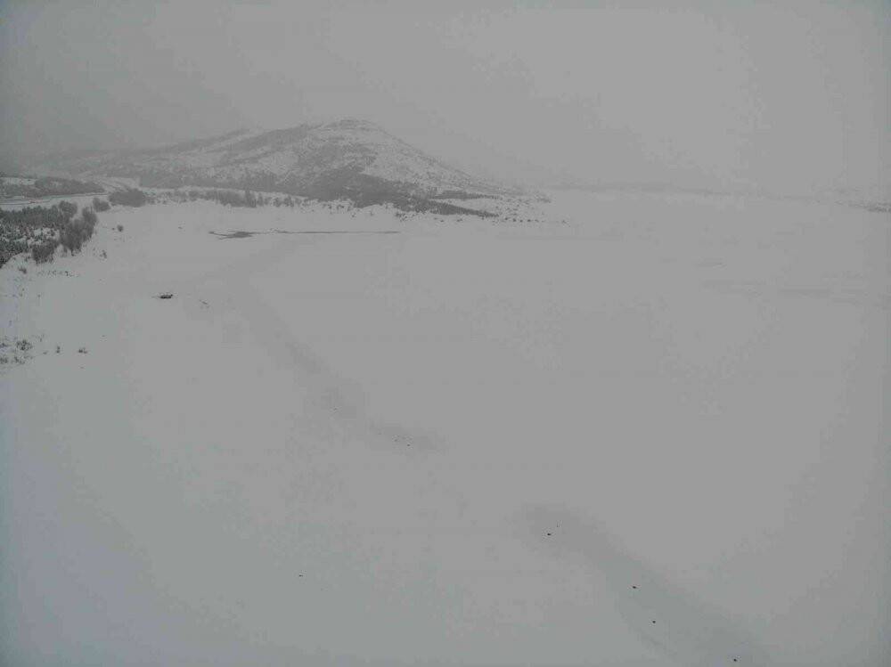 Buz tutan Altınapa Baraj Gölü karla kaplandı