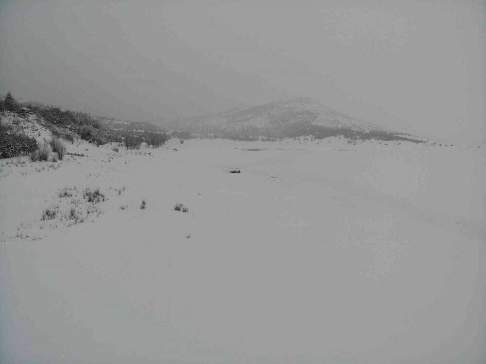 Buz tutan Altınapa Baraj Gölü karla kaplandı