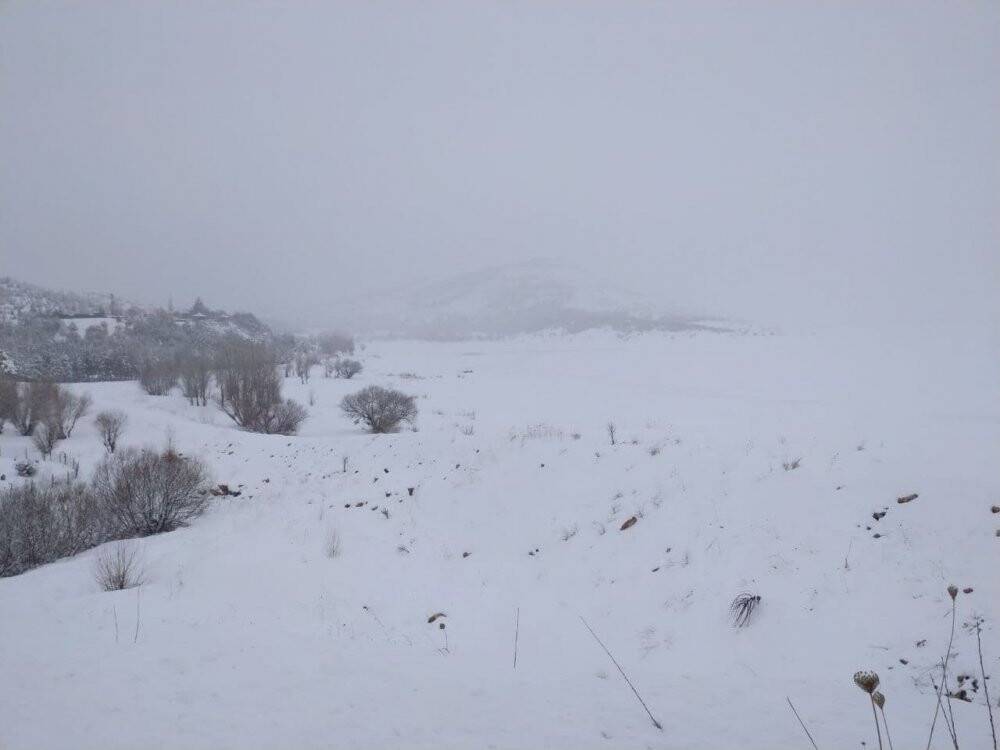 Buz tutan Altınapa Baraj Gölü karla kaplandı