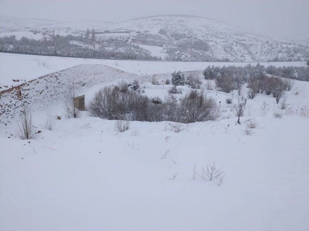 Buz tutan Altınapa Baraj Gölü karla kaplandı