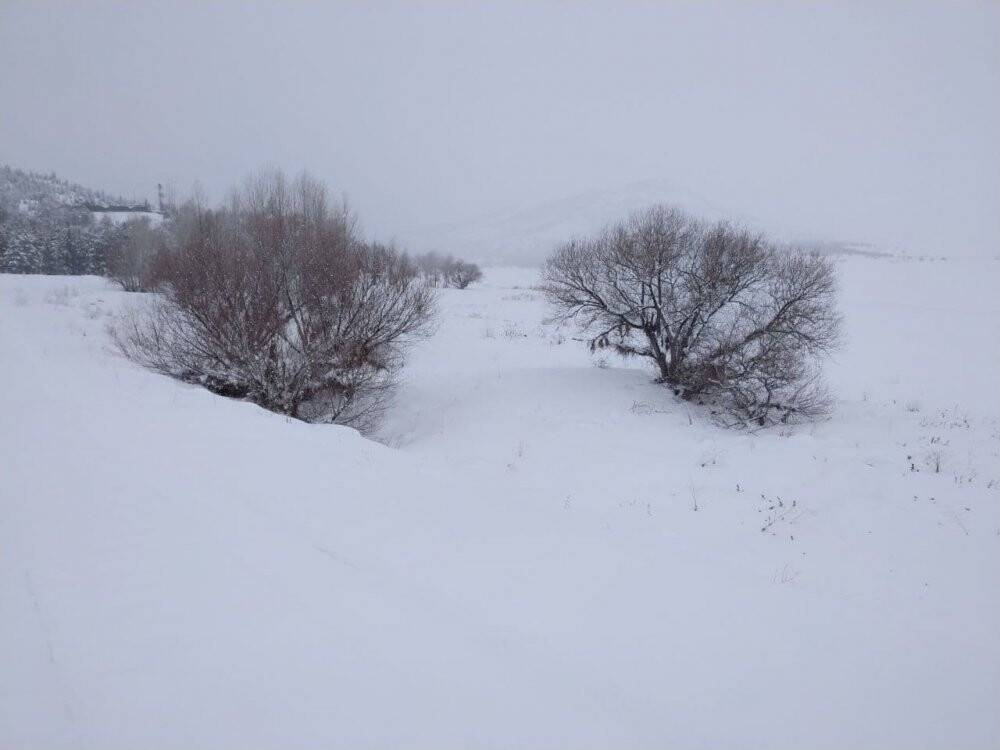 Buz tutan Altınapa Baraj Gölü karla kaplandı