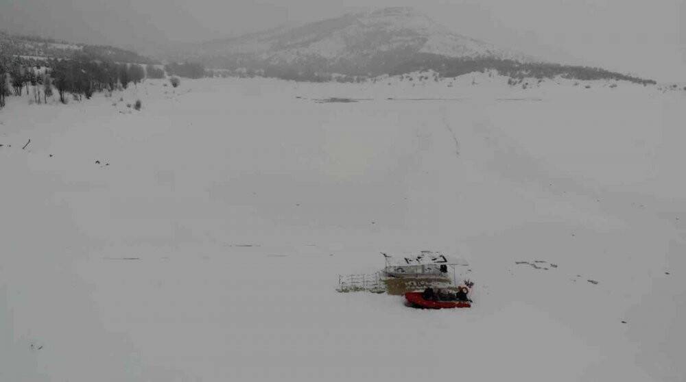 Buz tutan Altınapa Baraj Gölü karla kaplandı