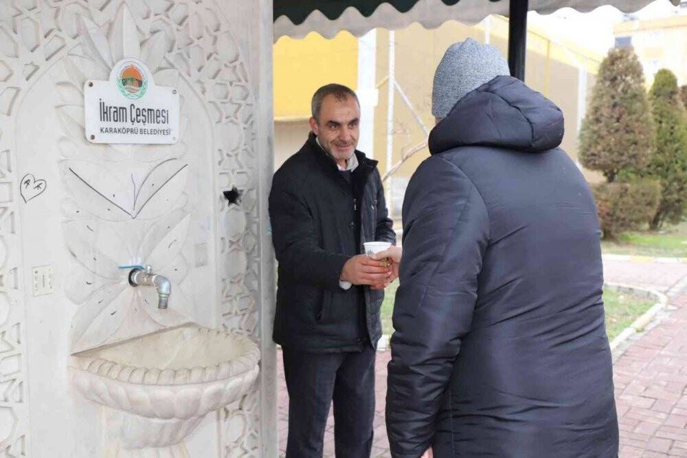 Çeşmeden vatandaşlar için sıcak çorba akıyor