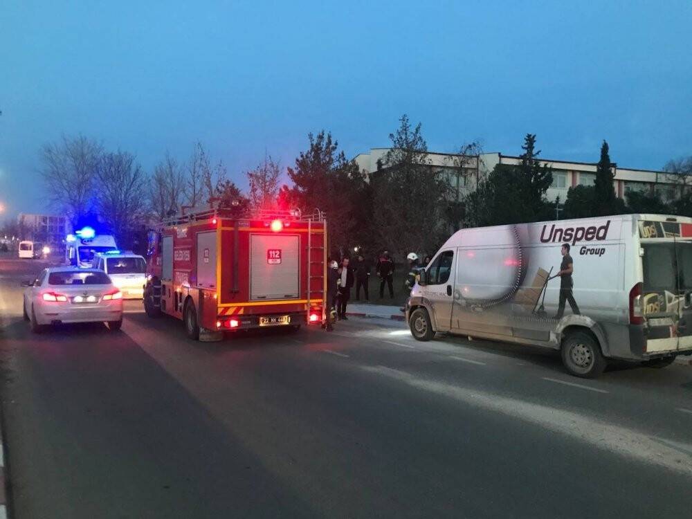 Edirne’de park halindeki kargo aracı yandı