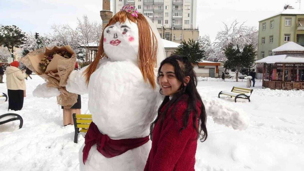 Isparta’da esnaf kardan gelin yaptı, vatandaş fotoğraf için sıraya girdi