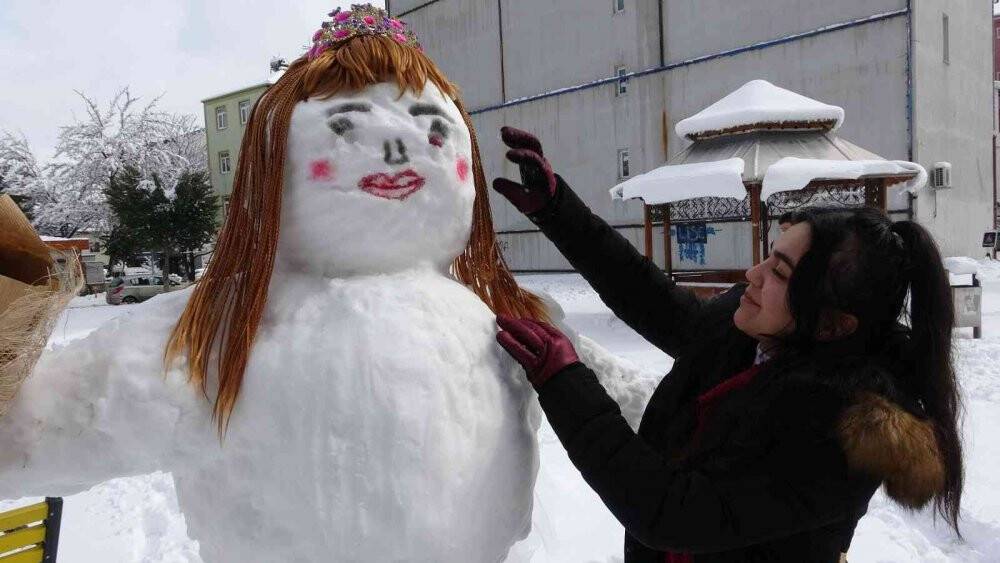 Isparta’da esnaf kardan gelin yaptı, vatandaş fotoğraf için sıraya girdi