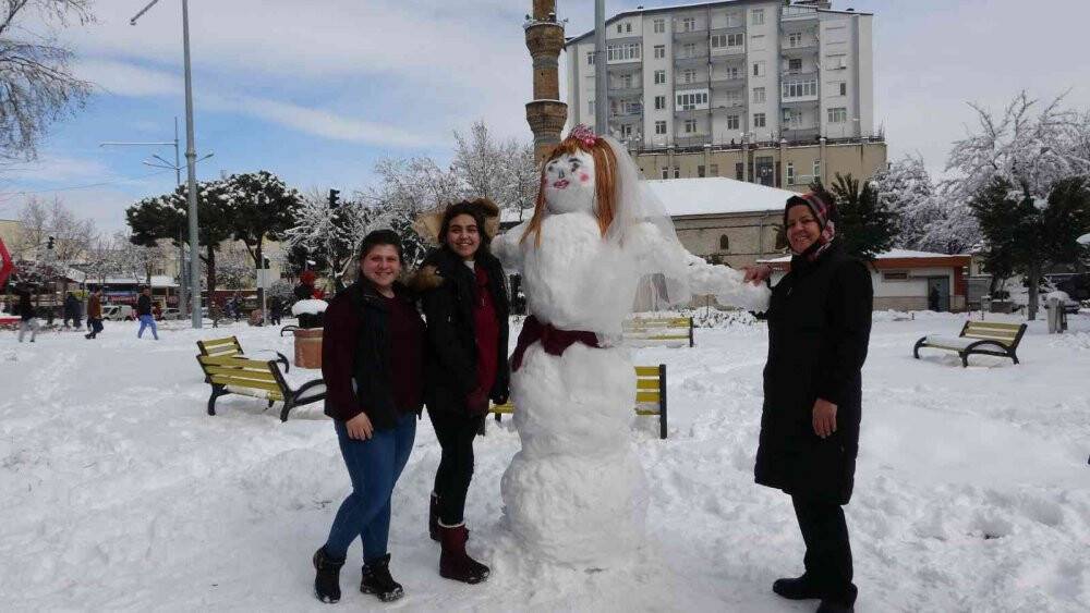 Isparta’da esnaf kardan gelin yaptı, vatandaş fotoğraf için sıraya girdi