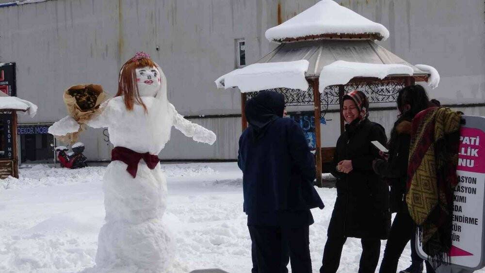Isparta’da esnaf kardan gelin yaptı, vatandaş fotoğraf için sıraya girdi