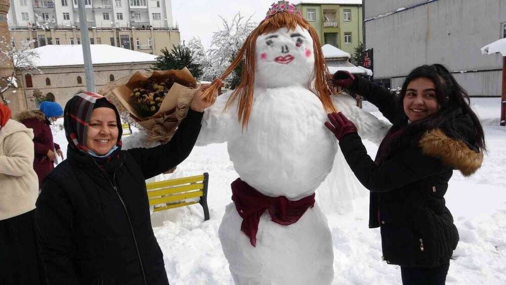 Isparta’da esnaf kardan gelin yaptı, vatandaş fotoğraf için sıraya girdi