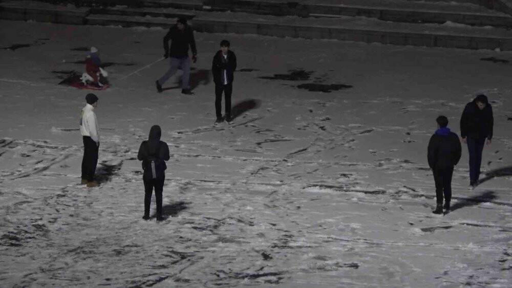 Kilit kavşak Kırıkkale’de kar yağışı yeniden başladı: Karayollarından üst düzey tedbir