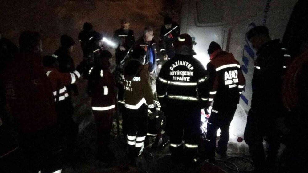 Tırla çarpışan yolcu otobüsü şarampole devrildi: 3’ü ağır 28 yaralı