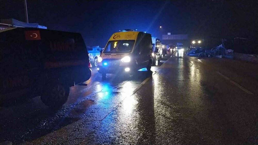 Tırla çarpışan yolcu otobüsü şarampole devrildi: 3’ü ağır 28 yaralı