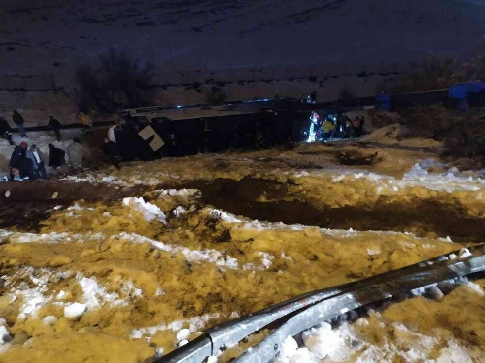 Tırla çarpışan yolcu otobüsü şarampole devrildi: 3’ü ağır 28 yaralı