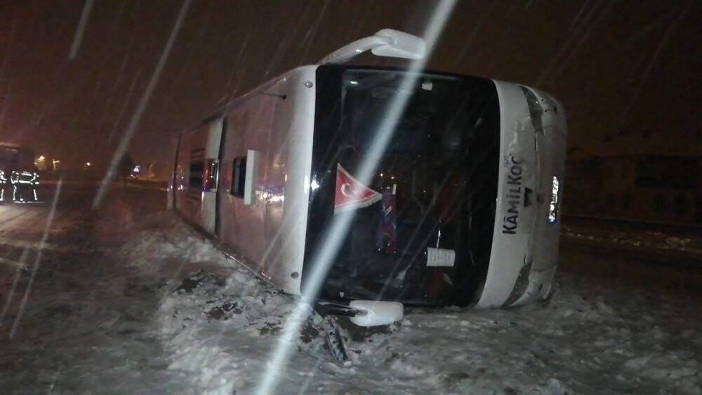 Tokat’ta yoldan çıkan otobüs devrildi: 13 yaralı