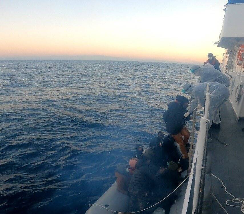 Ayvalık’ta 18 düzensiz göçmen kurtarıldı