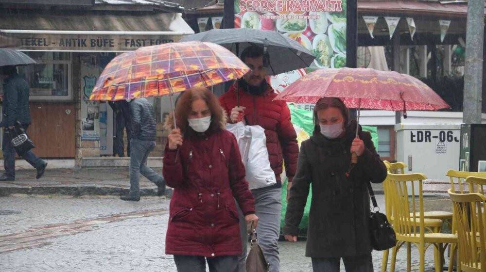 Edirne’de sağanak yağış etkili oluyor