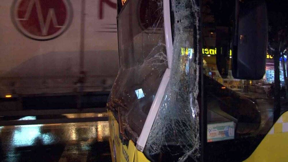 Esenyurt’ta İETT otobüsü kamyona arkadan çarptı