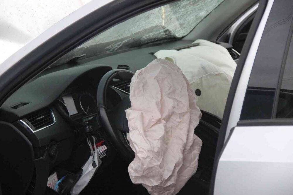 İki otomobil kazaya karıştı, otomobillerden eser kalmadı