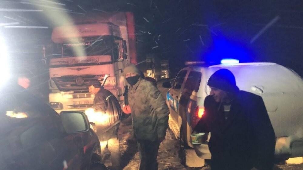 Kar ve tipiden kapanan karayolunun açılmasını bekleyenlere jandarma çorba ikram etti