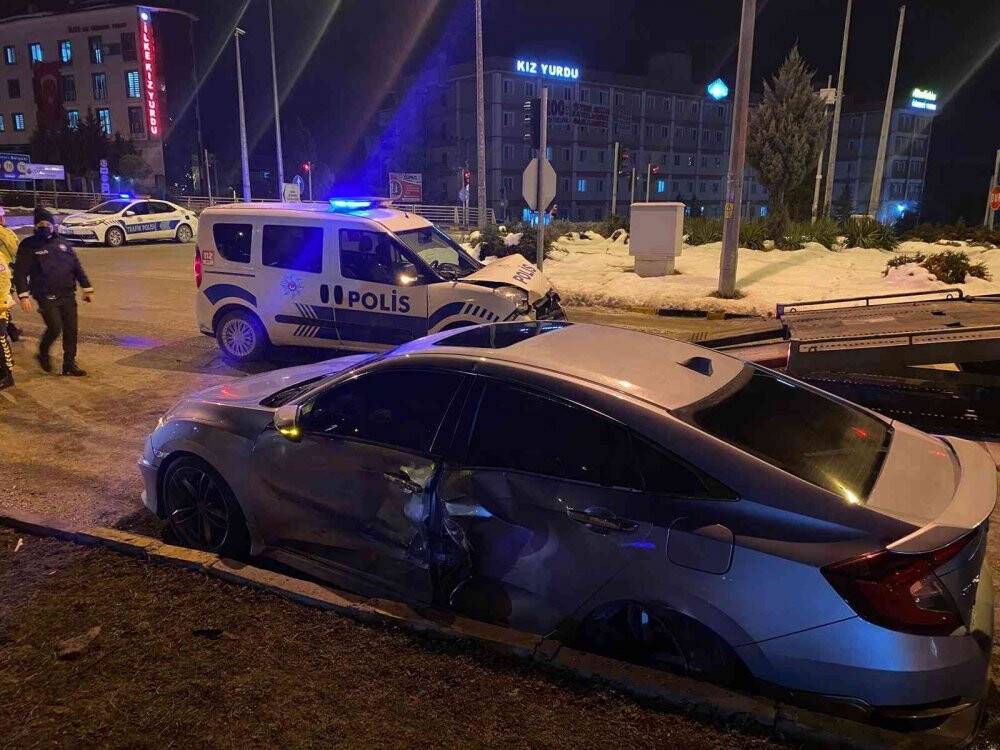 Kırmızı ışıkta geçen polis aracı kavşakta otomobille çarpıştı