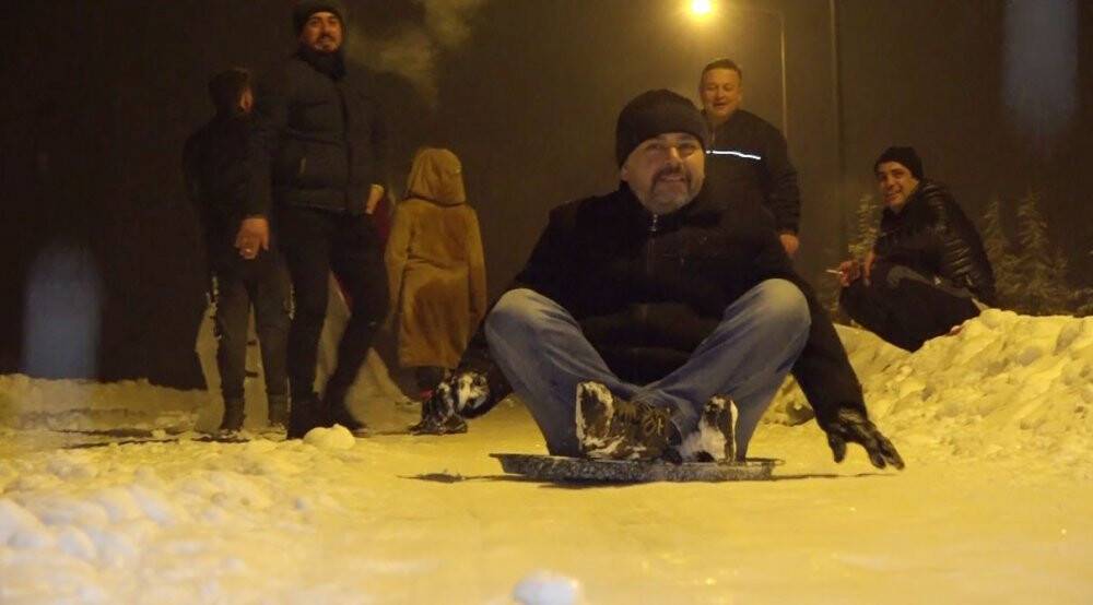 Konya’da gece yarısı tepsi ve poşetle kayak keyfi