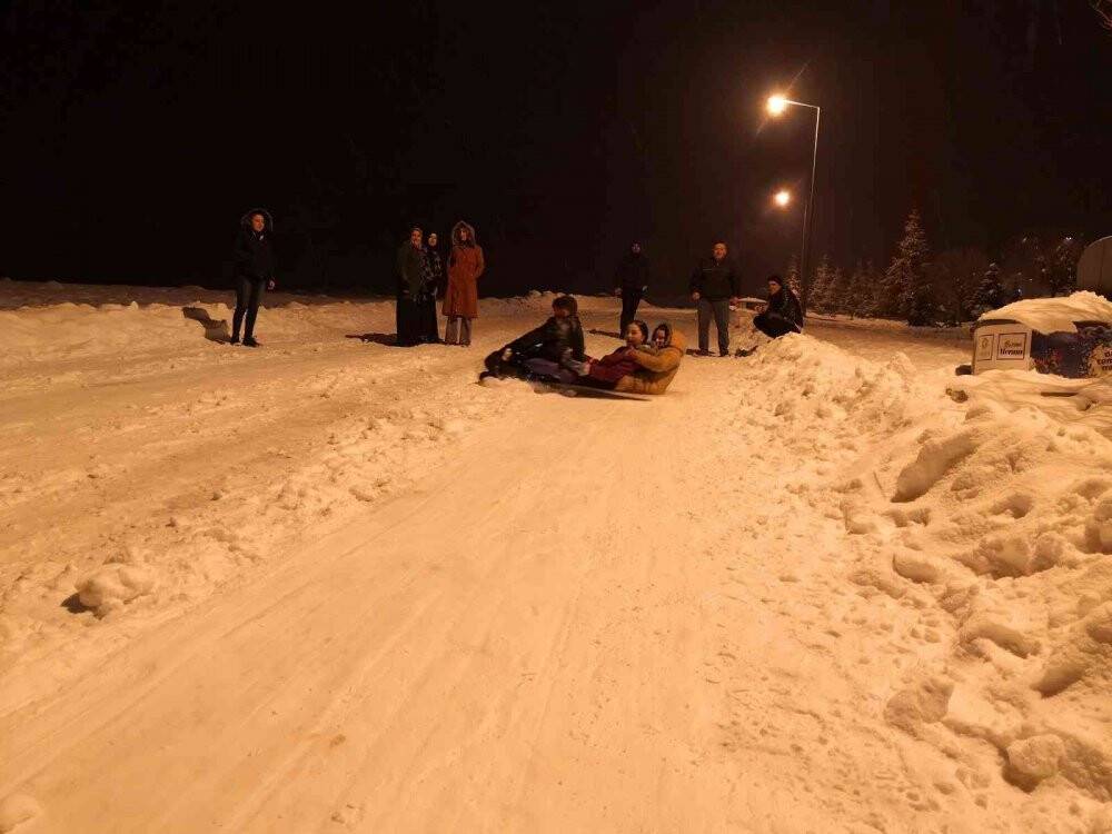 Konya’da gece yarısı tepsi ve poşetle kayak keyfi