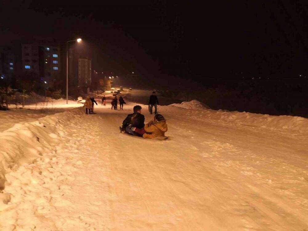 Konya’da gece yarısı tepsi ve poşetle kayak keyfi